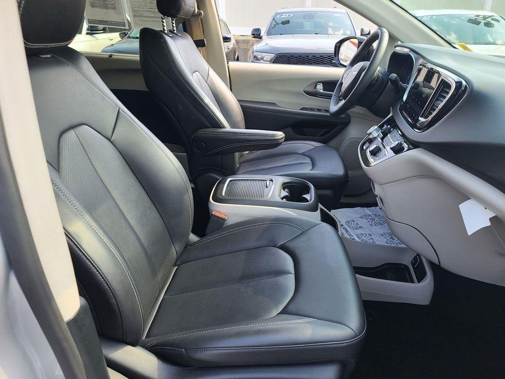 used 2024 Chrysler Pacifica car, priced at $26,995