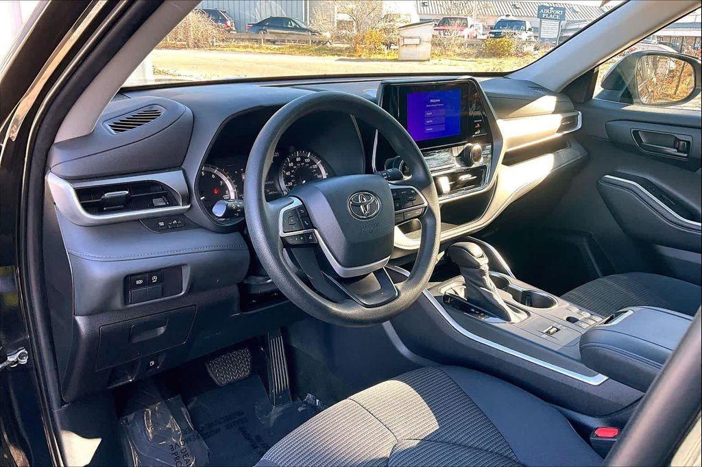 used 2023 Toyota Highlander car, priced at $28,900