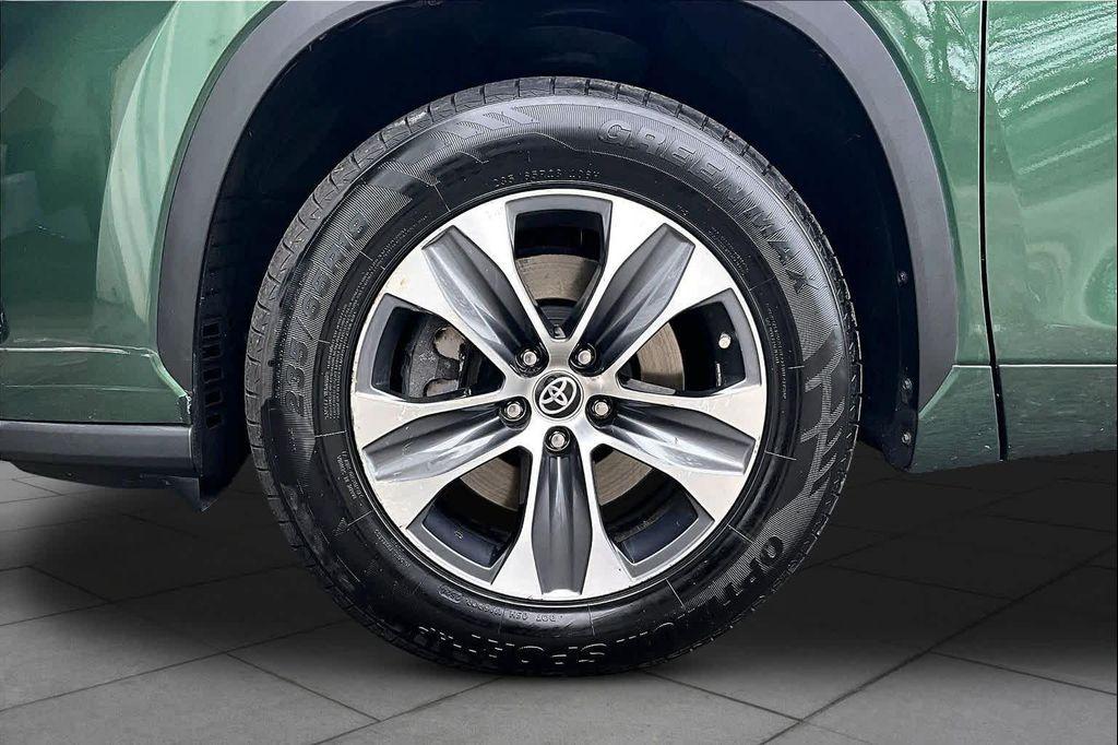 used 2023 Toyota Highlander car, priced at $31,586