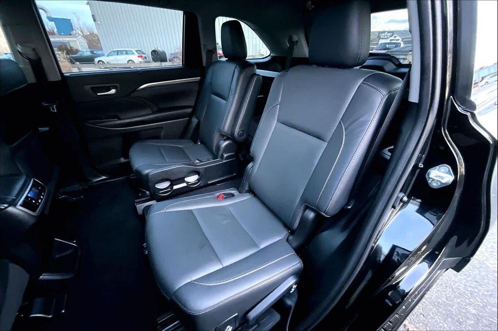 used 2019 Toyota Highlander Hybrid car, priced at $29,825