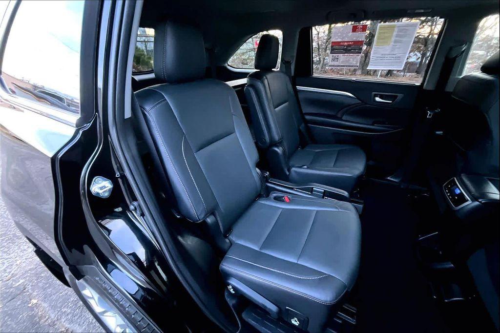 used 2019 Toyota Highlander Hybrid car, priced at $29,825