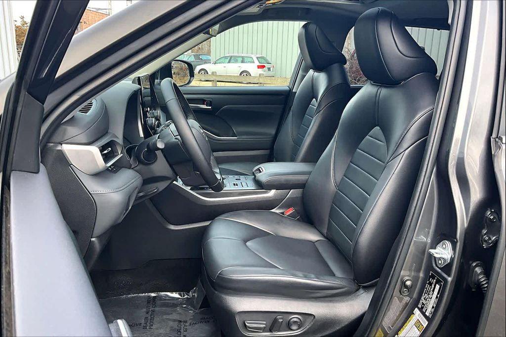 used 2023 Toyota Highlander car, priced at $34,200