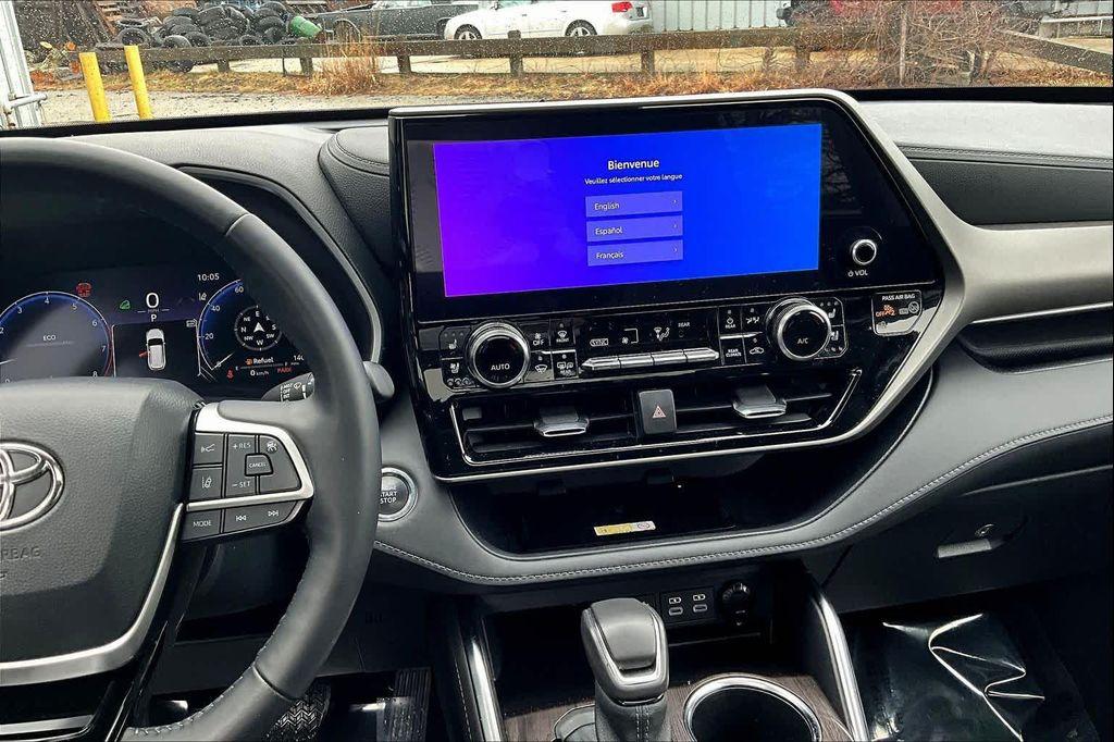 used 2023 Toyota Highlander car, priced at $39,500