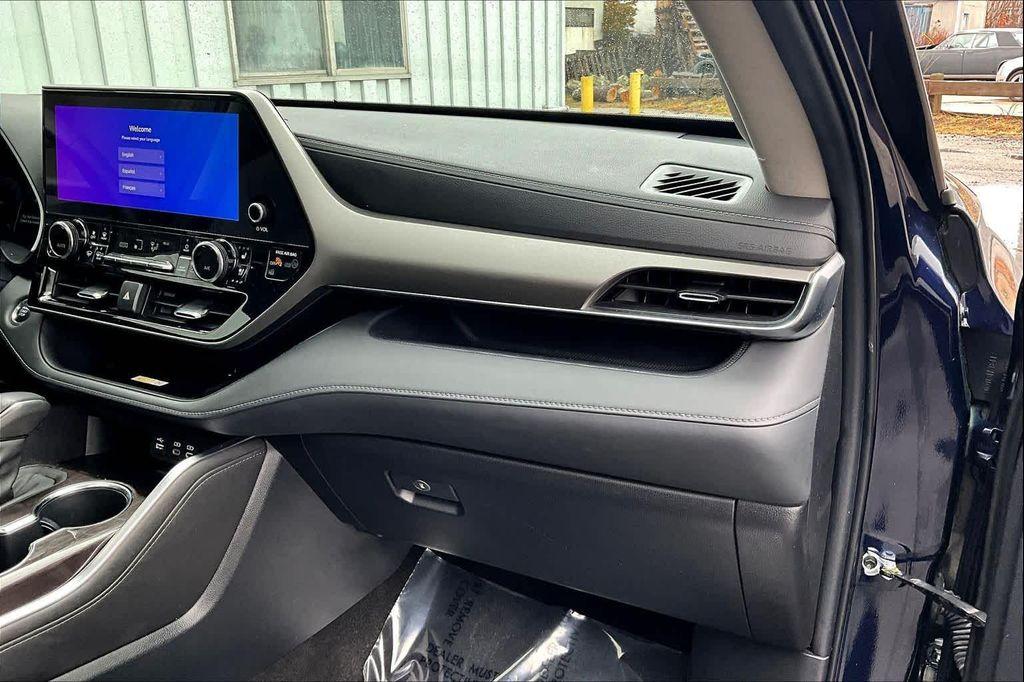 used 2023 Toyota Highlander car, priced at $39,500