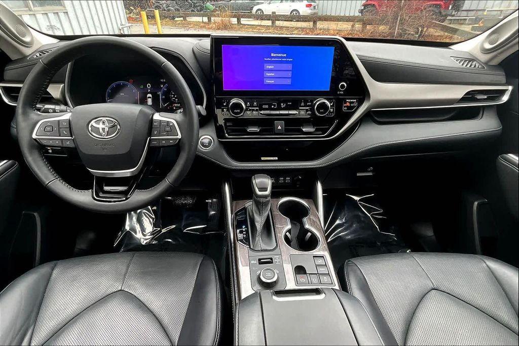 used 2023 Toyota Highlander car, priced at $39,500