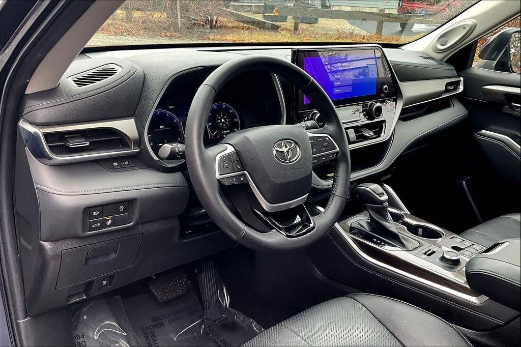 used 2023 Toyota Highlander car, priced at $39,500
