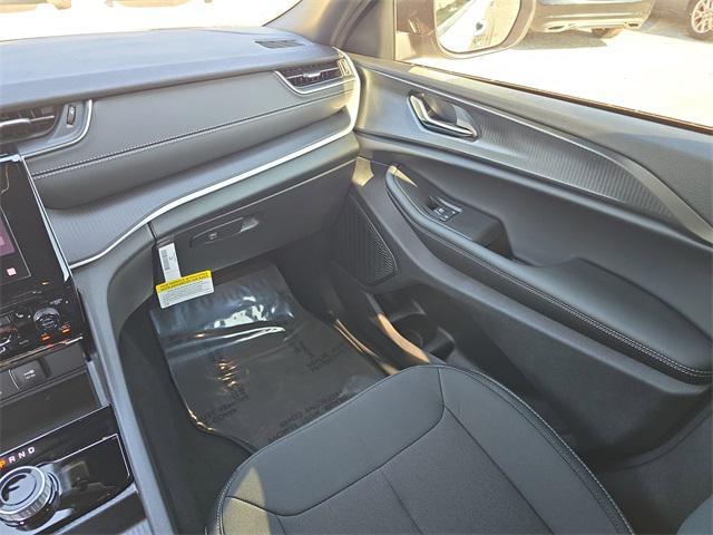 new 2025 Jeep Grand Cherokee car, priced at $33,092