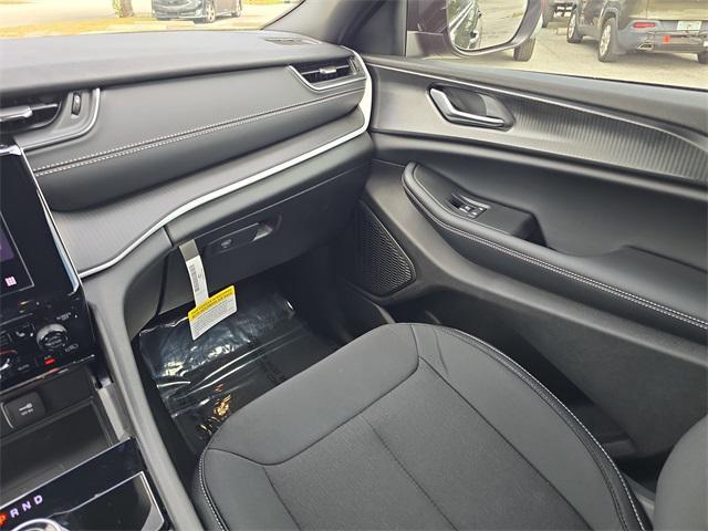 new 2025 Jeep Grand Cherokee car, priced at $33,092