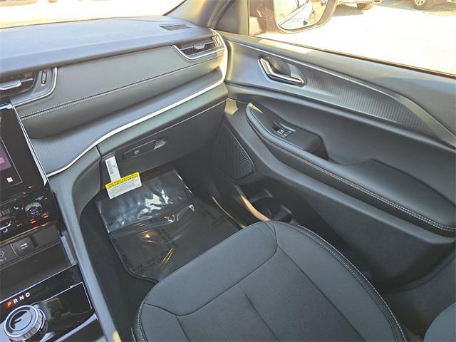 new 2025 Jeep Grand Cherokee car, priced at $33,092