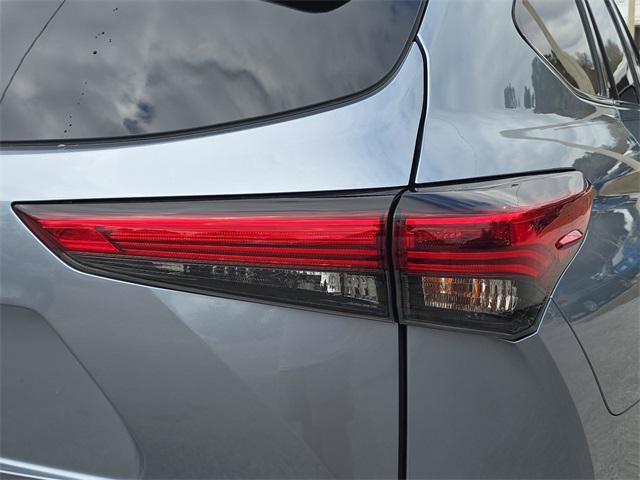 used 2021 Toyota Highlander car, priced at $28,081
