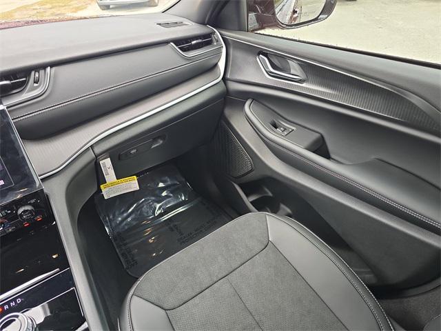 new 2025 Jeep Grand Cherokee car, priced at $38,374