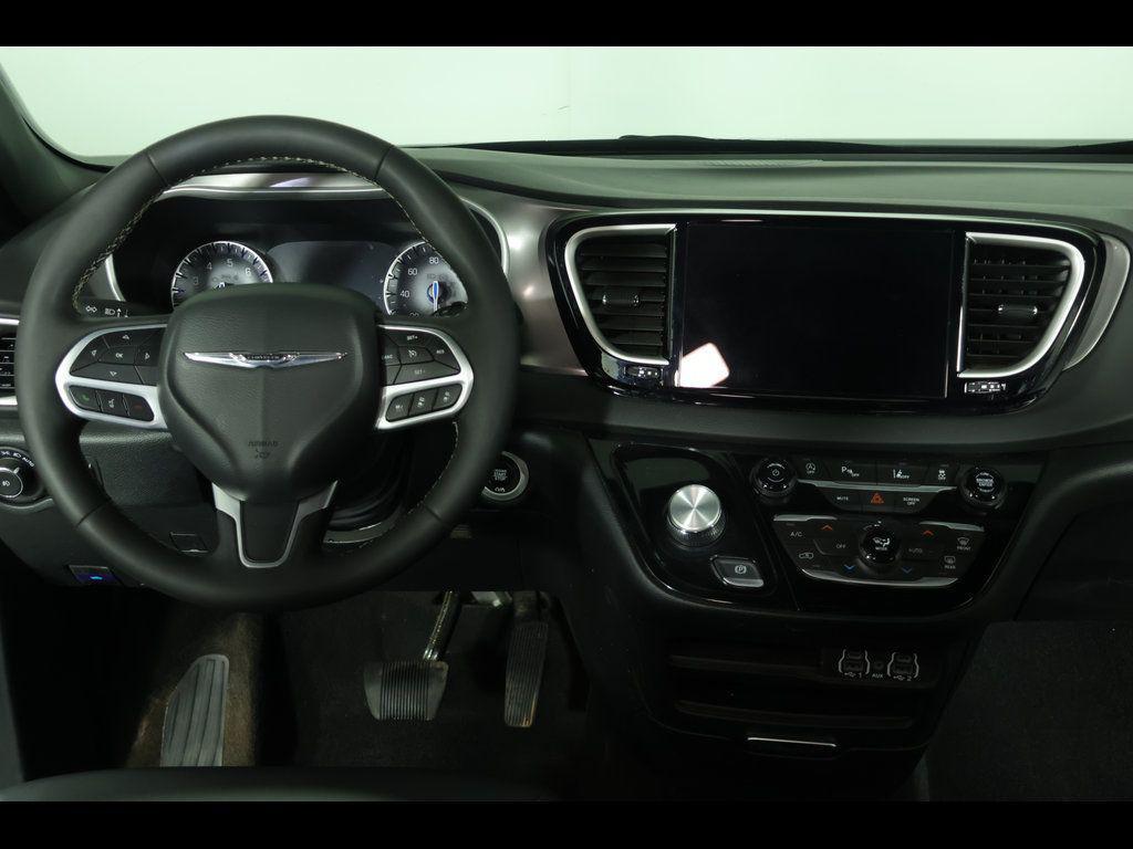used 2025 Chrysler Pacifica car