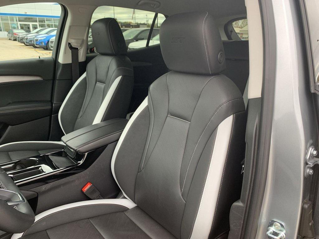 used 2025 Buick Envision car, priced at $30,369