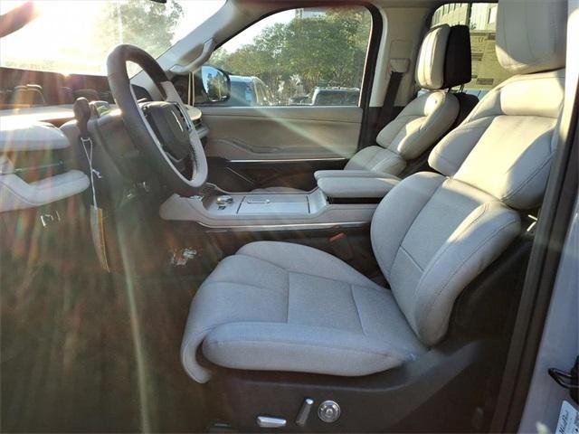 new 2025 Lincoln Navigator car, priced at $102,418
