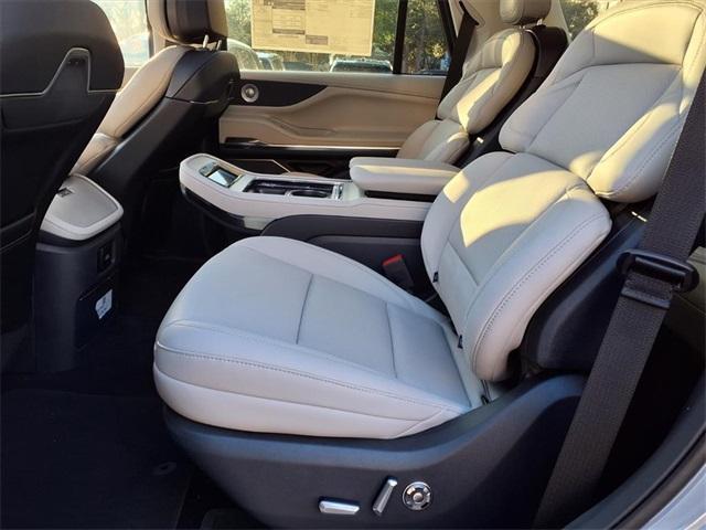new 2025 Lincoln Navigator car, priced at $102,418