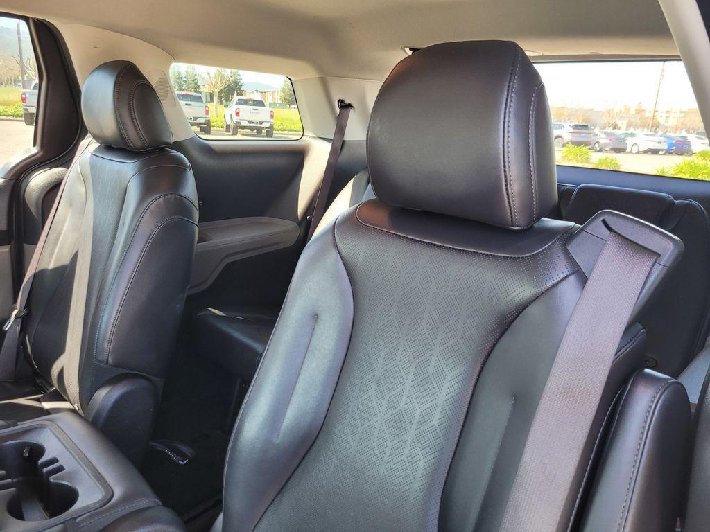 used 2025 Kia Carnival car, priced at $31,564