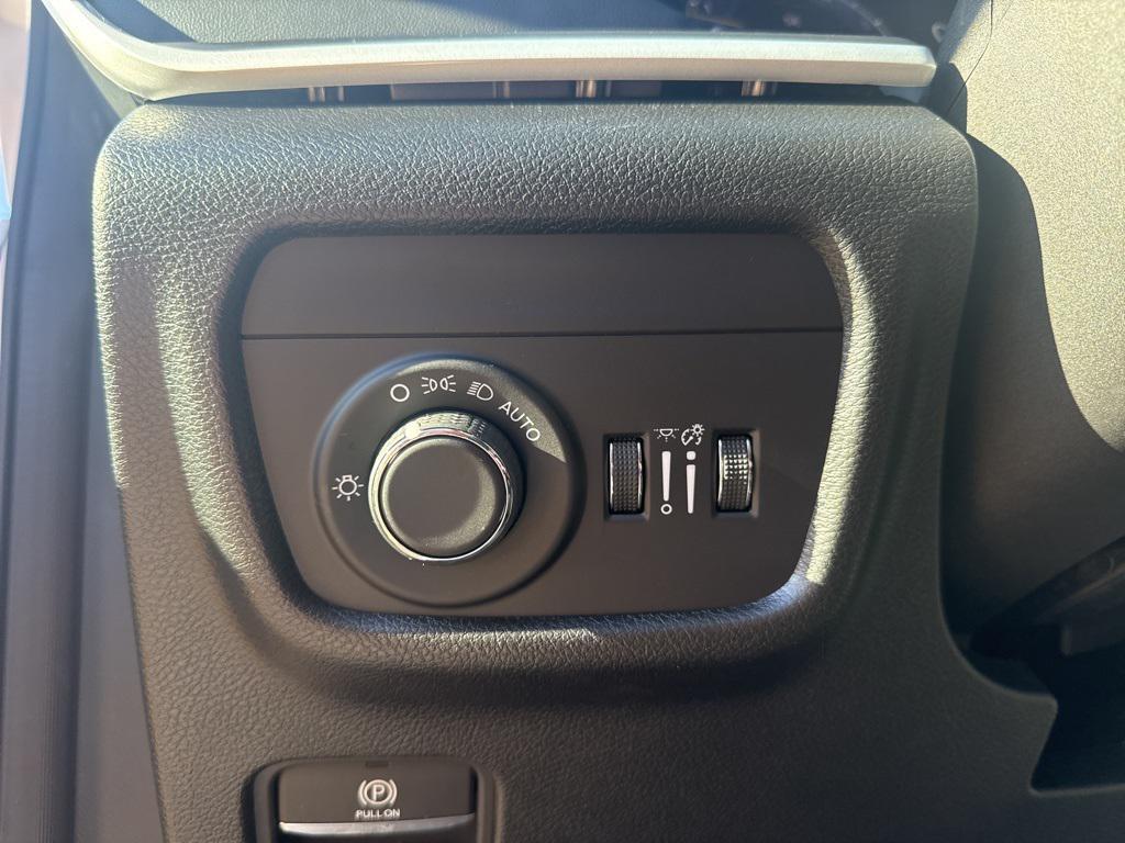 new 2025 Jeep Grand Cherokee car, priced at $45,135