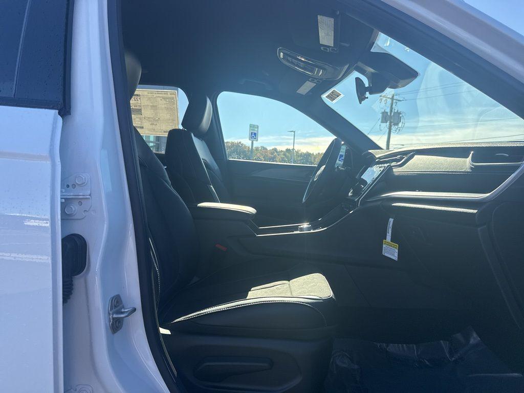 new 2025 Jeep Grand Cherokee car, priced at $45,135