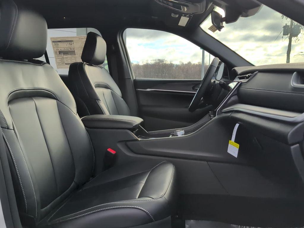 new 2025 Jeep Grand Cherokee car, priced at $47,300