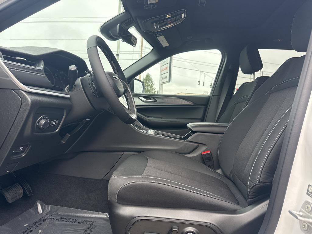 new 2025 Jeep Grand Cherokee car, priced at $43,075