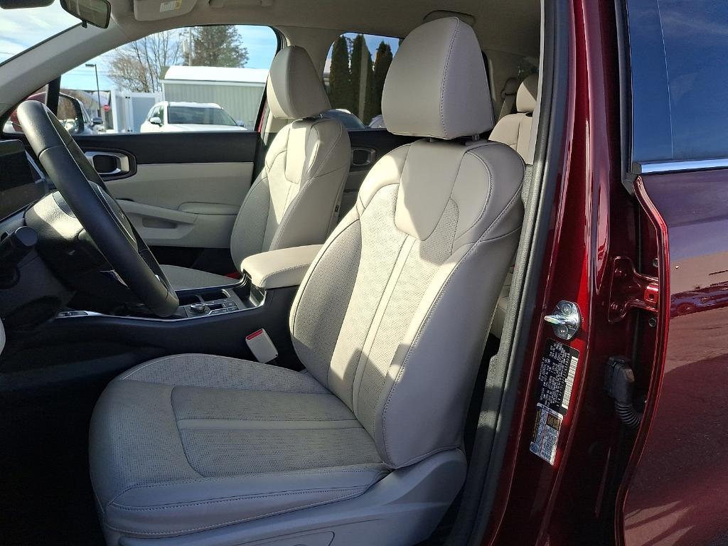 used 2025 Kia Sorento car, priced at $35,105