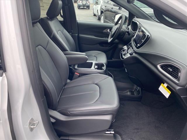 new 2025 Chrysler Pacifica car, priced at $45,809