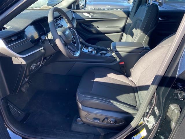 new 2025 Jeep Grand Cherokee car, priced at $40,050