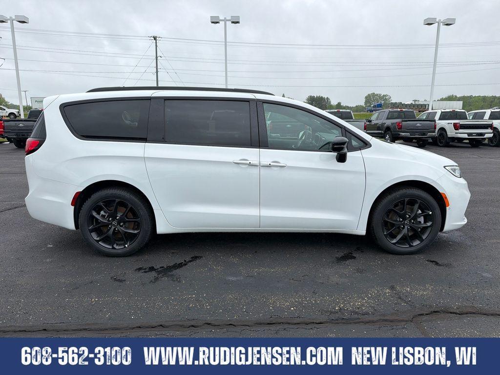 new 2026 Chrysler Pacifica car, priced at $48,913