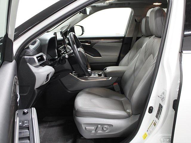 used 2022 Toyota Highlander car, priced at $31,500
