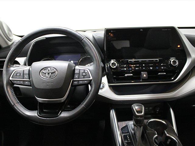 used 2022 Toyota Highlander car, priced at $31,500