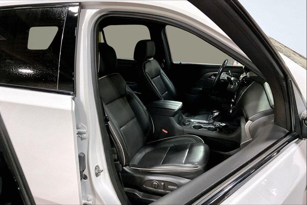 used 2022 Chevrolet Traverse car, priced at $31,892