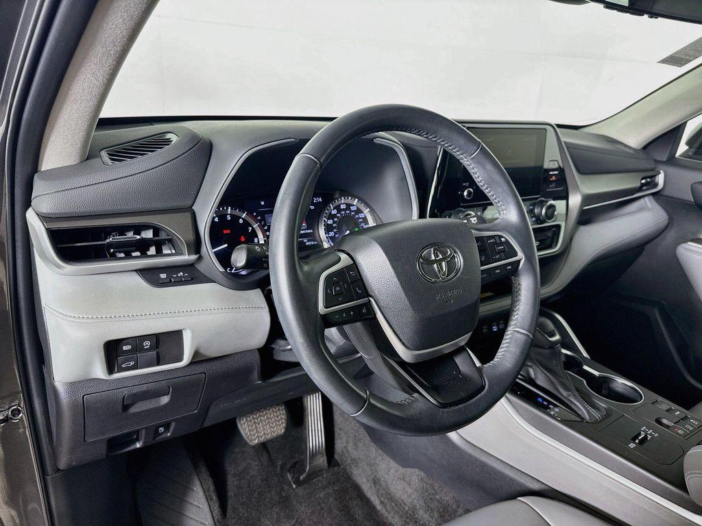 used 2023 Toyota Highlander car, priced at $31,672