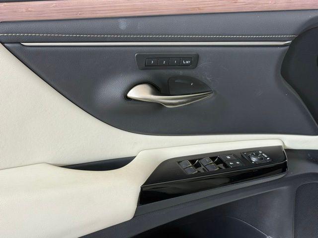 used 2025 Lexus ES 300h car, priced at $44,890
