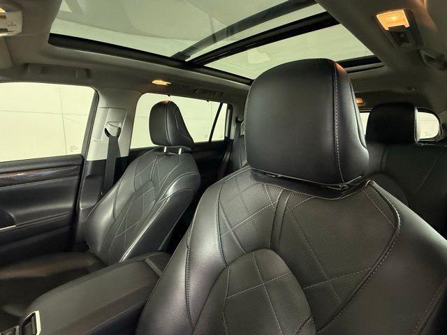 used 2021 Toyota Highlander car, priced at $34,990