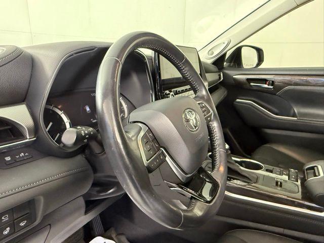 used 2021 Toyota Highlander car, priced at $34,990