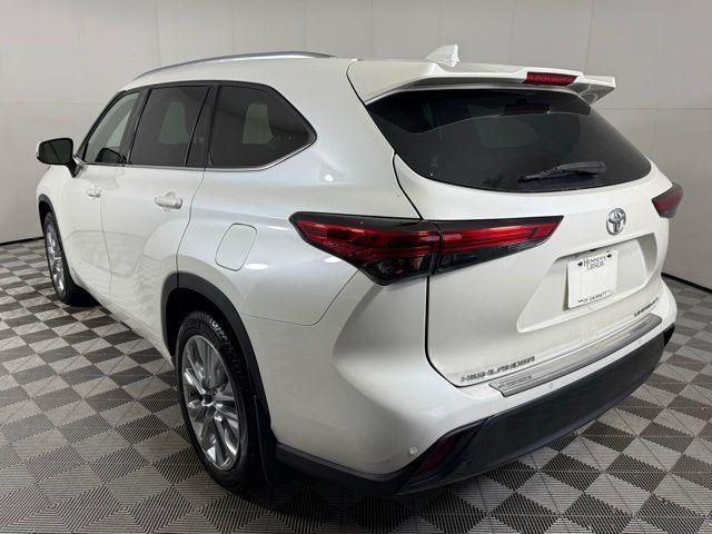 used 2021 Toyota Highlander car, priced at $32,890