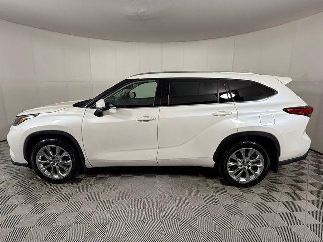 used 2021 Toyota Highlander car, priced at $32,890