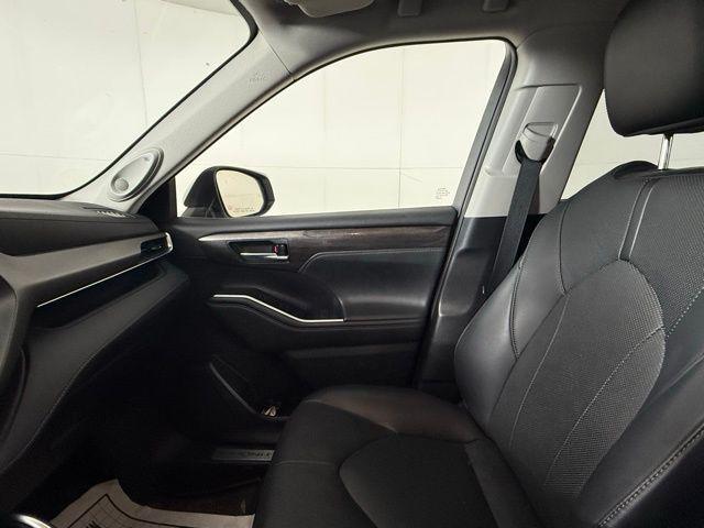 used 2021 Toyota Highlander car, priced at $32,890