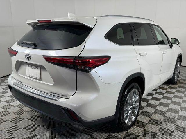 used 2021 Toyota Highlander car, priced at $32,890