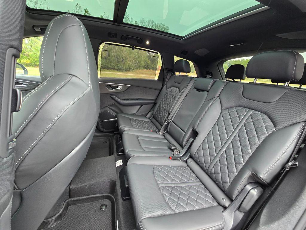 Audi SQ7 view 24