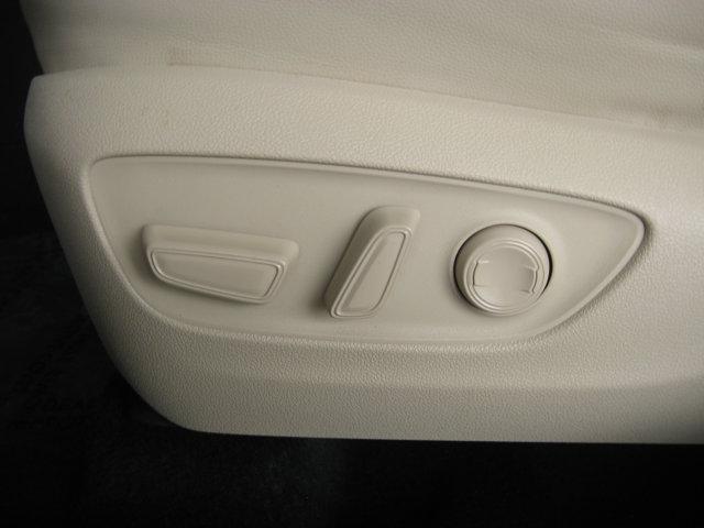 used 2024 Toyota Highlander car, priced at $38,490