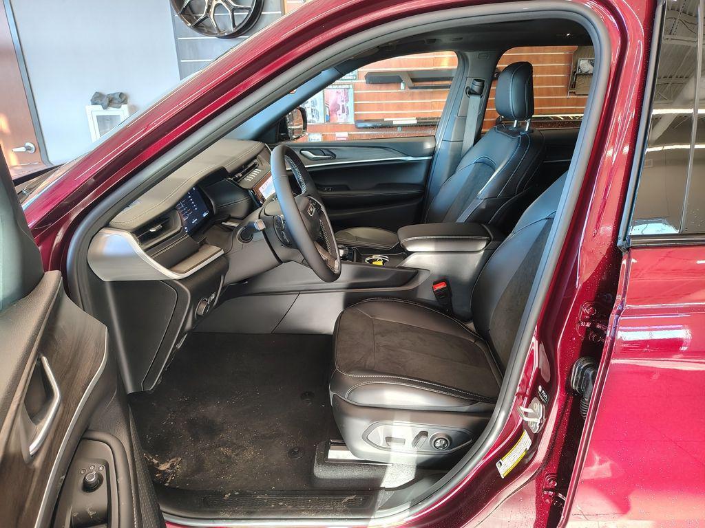 new 2026 Jeep Grand Cherokee car, priced at $48,925