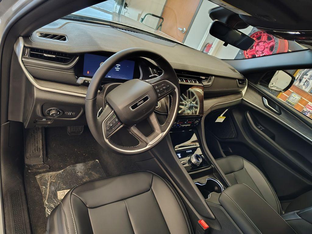 new 2025 Jeep Grand Cherokee car, priced at $48,985