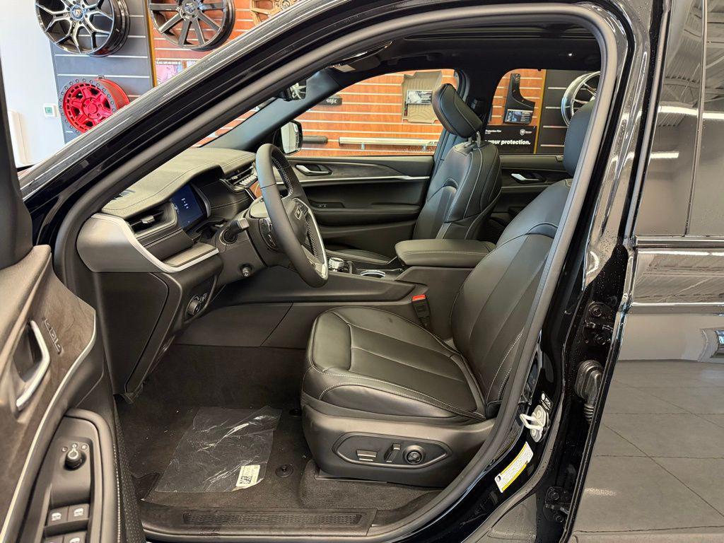 new 2025 Jeep Grand Cherokee car, priced at $49,436