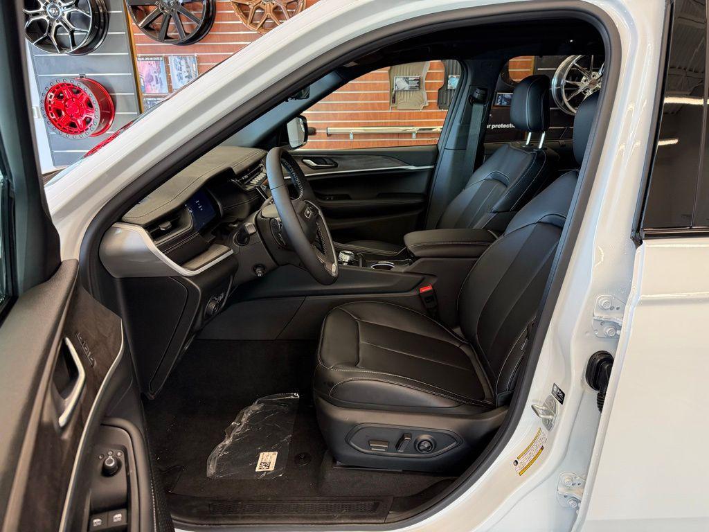 new 2025 Jeep Grand Cherokee car, priced at $48,918