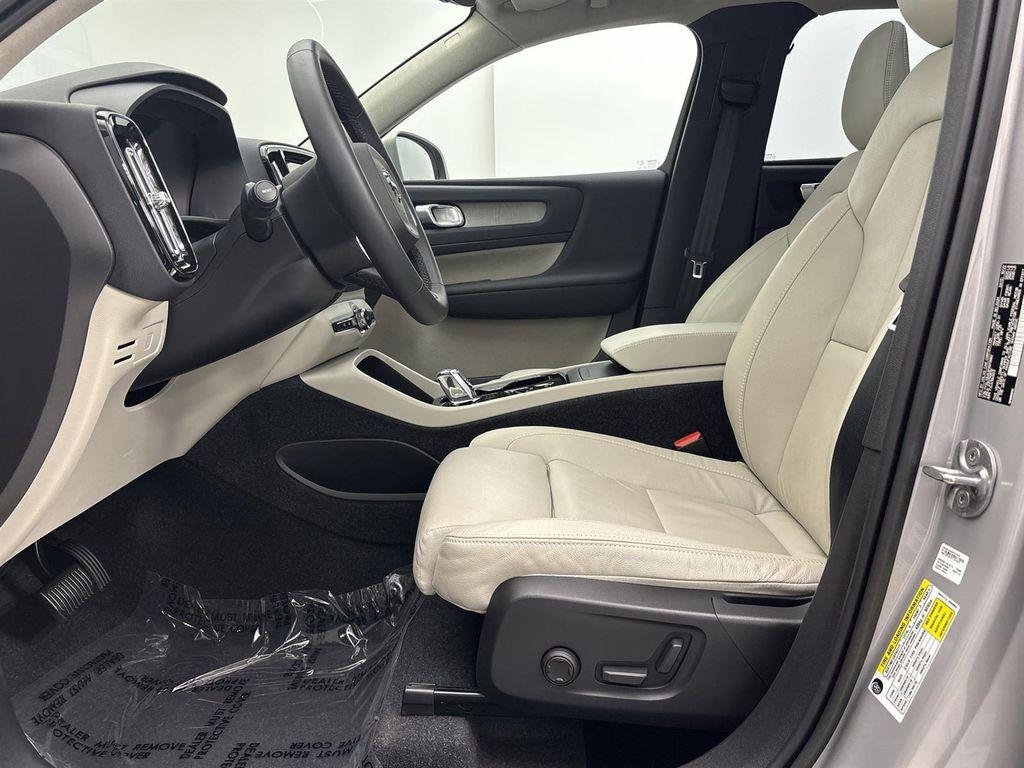 2023 Silver Dawn Metallic Volvo XC40