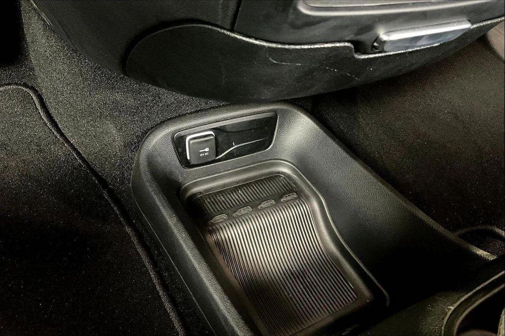 used 2025 Chrysler Pacifica car, priced at $25,579