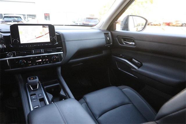 2024 Super Black Nissan Pathfinder