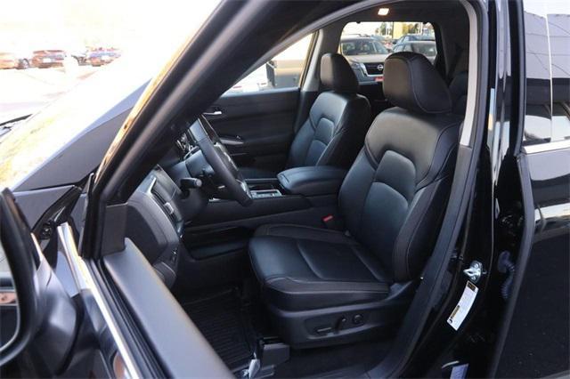 2024 Super Black Nissan Pathfinder