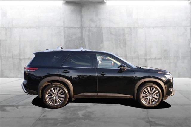 2024 Super Black Nissan Pathfinder
